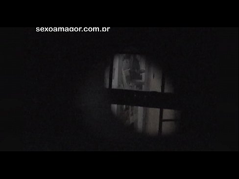 ❤️ Lourinho é filmado secretamente por um voyeur de bairro escondido atrás de tijolos ocos ️ Apenas porno em nós