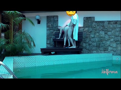 ❤️ Chefe convida criada para a piscina, mas não conseguiu resistir a um ️ Apenas porno em nós